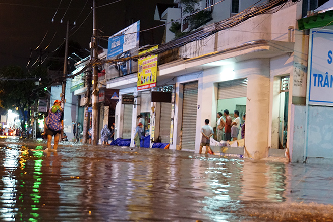 Mưa khủng khiếp, nắp cống “làm xiếc” trên phố Sài Gòn, đường ngập từ chiều đến đêm - 5