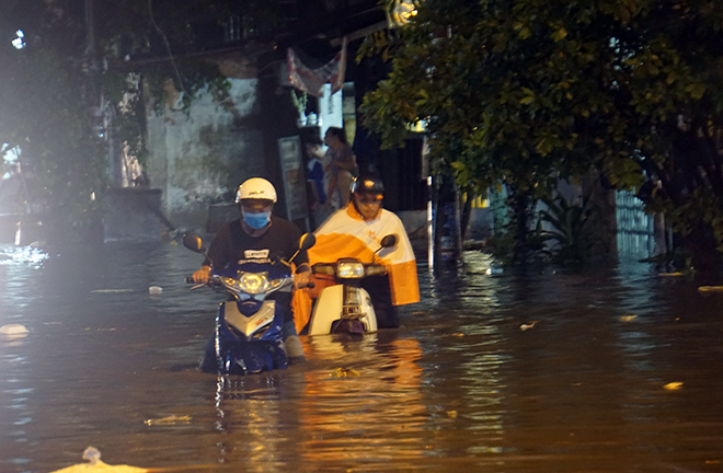 Mưa khủng khiếp, nắp cống “làm xiếc” trên phố Sài Gòn, đường ngập từ chiều đến đêm - 6