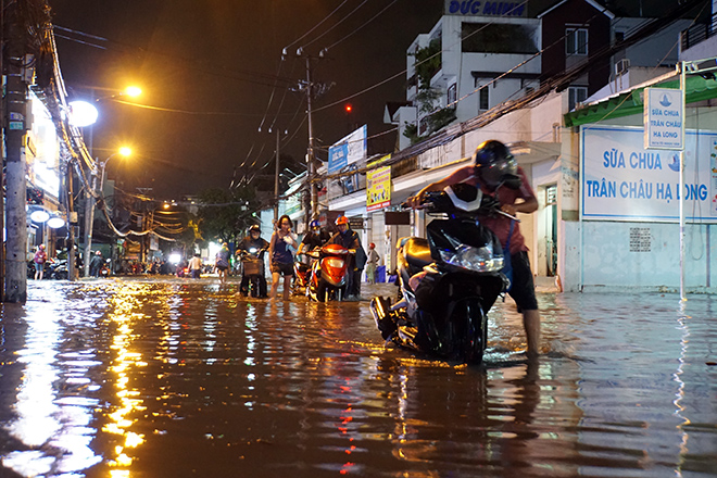 Mưa khủng khiếp, nắp cống “làm xiếc” trên phố Sài Gòn, đường ngập từ chiều đến đêm - 7
