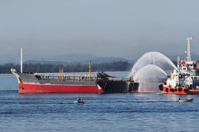 Nổ tàu chở dầu trên biển, 1 thuyền viên mất tích - 1