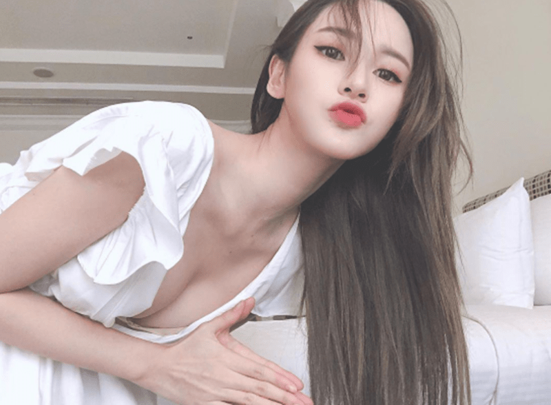 Cô gái có gương mặt đẹp nhất Malaysia dáng như búp bê sống nhờ chăm đu võng - 2