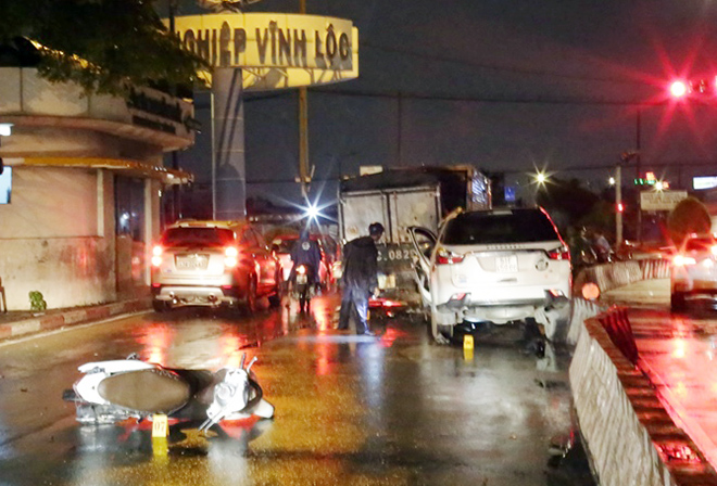 Ô tô lao vào dòng phương tiện chờ đèn đỏ ở Sài Gòn, nhiều người gào thét bỏ chạy - 2