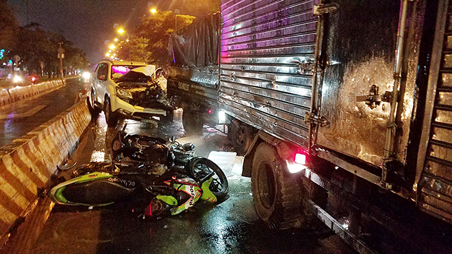 Ô tô lao vào dòng phương tiện chờ đèn đỏ ở Sài Gòn, nhiều người gào thét bỏ chạy - 3