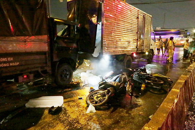 Ô tô lao vào dòng phương tiện chờ đèn đỏ ở Sài Gòn, nhiều người gào thét bỏ chạy - 4