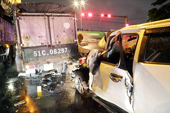 Ô tô lao vào dòng phương tiện chờ đèn đỏ ở Sài Gòn, nhiều người gào thét bỏ chạy - 6