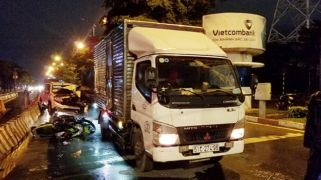 Ô tô lao vào dòng phương tiện chờ đèn đỏ ở Sài Gòn, nhiều người gào thét bỏ chạy - 7