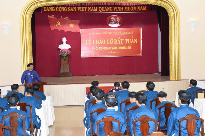Lãnh đạo ngành văn hóa lên tiếng chuyện nam công chức mang áo dài ngũ thân đến công sở - 7