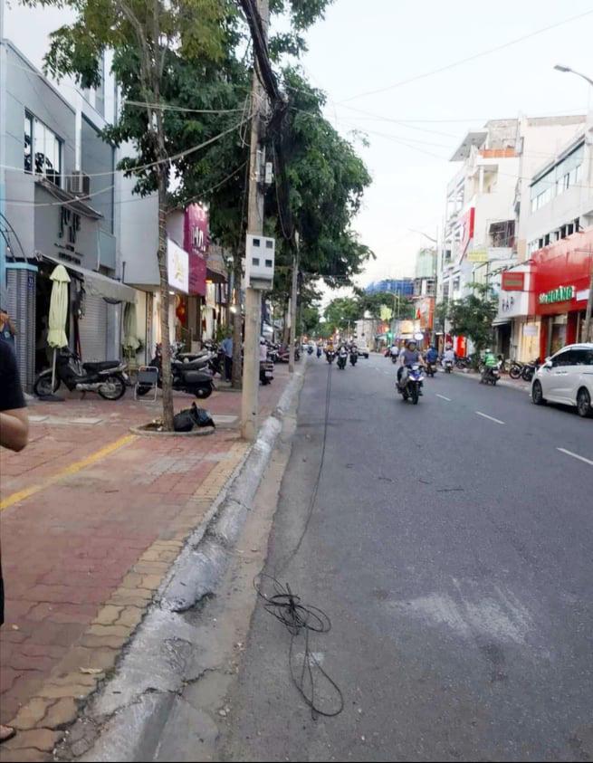 CLIP: Vướng dây viễn thông rơi xuống đường, thanh niên bị xe bồn cán tử vong - 2