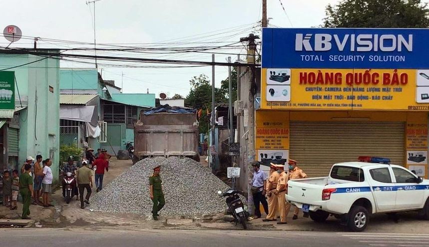 Bị CSGT kiểm tra, tài xế xe ben phóng xe bỏ chạy và bất ngờ đổ “núi” đá xuống đường - 2