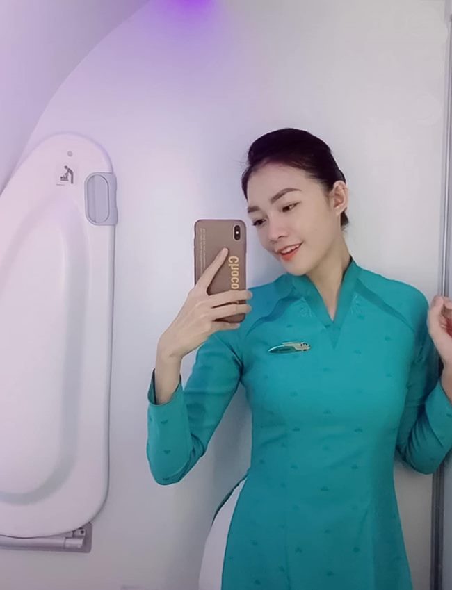 Dương Thu Thảo đang là tiếp viên hàng không nhận được nhiều sự chú ý trên mạng xã hội nhờ ngoại hình thon gọn, gương mặt khả ái. 
