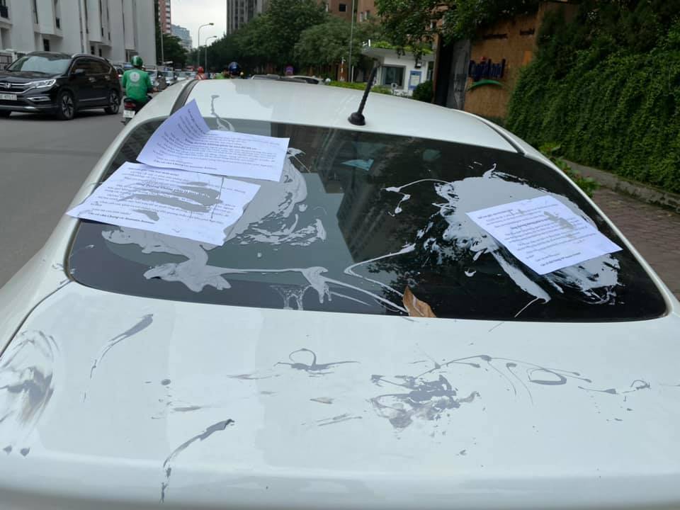 Hàng loạt ô tô bị dán giấy A4 vì đỗ xe dưới lòng đường, UBND phường nói gì? - 2