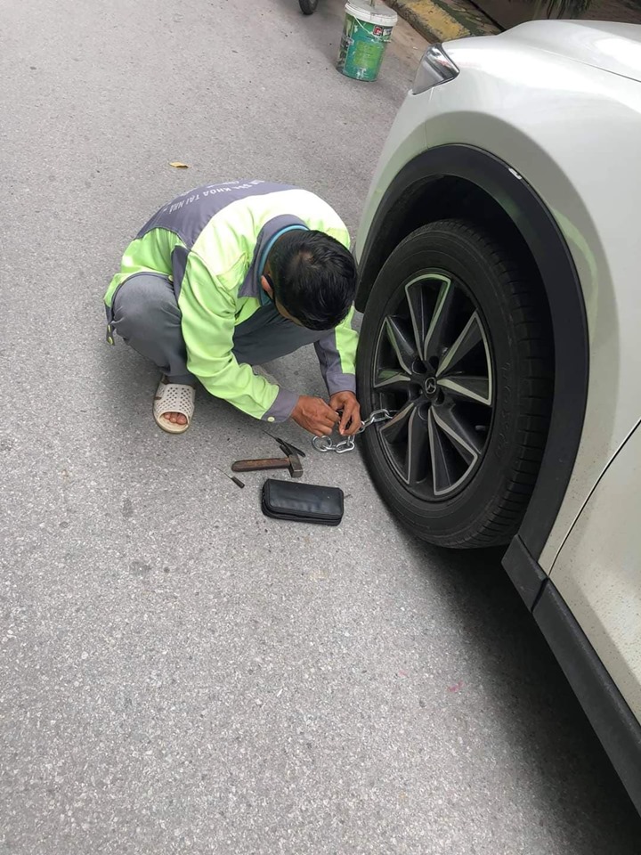 Hàng loạt ô tô bị dán giấy A4 vì đỗ xe dưới lòng đường, UBND phường nói gì? - 5