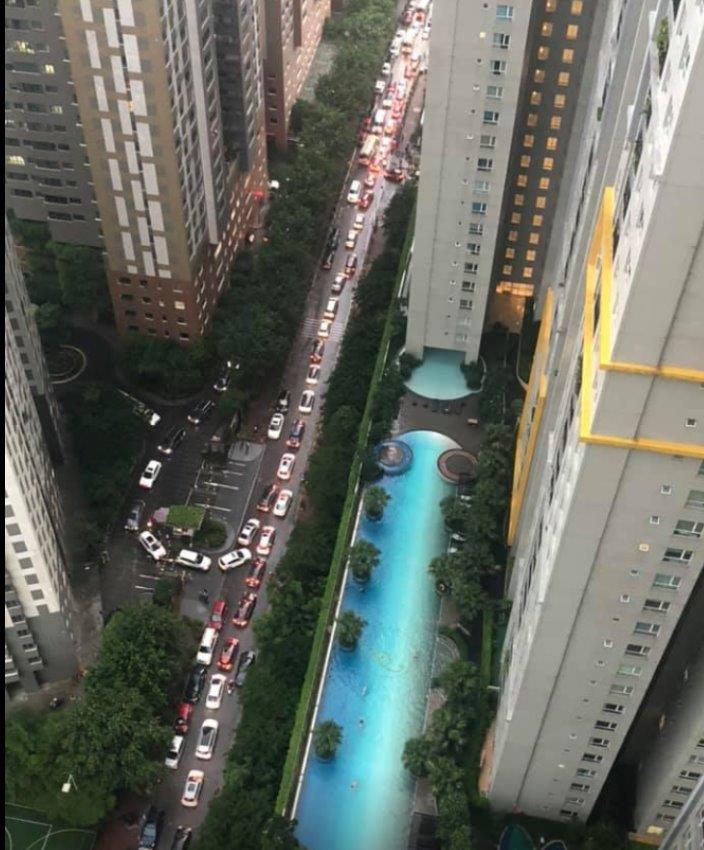 Hàng loạt ô tô bị dán giấy A4 vì đỗ xe dưới lòng đường, UBND phường nói gì? - 6