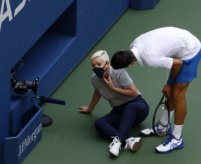 Sốc hơn Djokovic bị loại: Thầy cũ Federer đánh "chỗ hiểm", trọng tài đột tử - 1