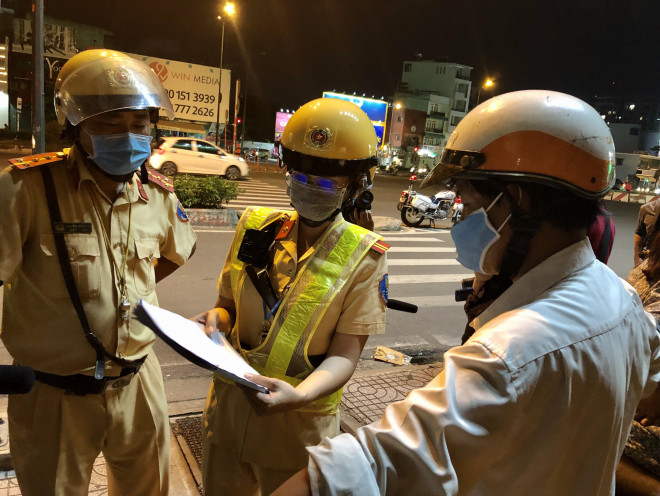 Lời nhắn nhủ "ngọt lịm" của nữ CSGT trên đường Phạm Văn đồng - 2