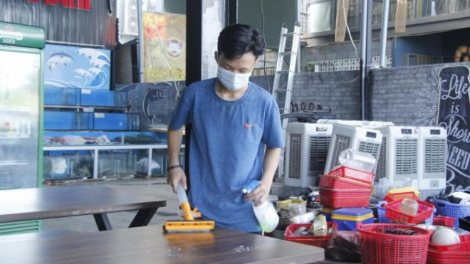 Đà Nẵng: Nhà hàng hối hả dọn dẹp chờ đón khách sau thời gian dài chống dịch - 2
