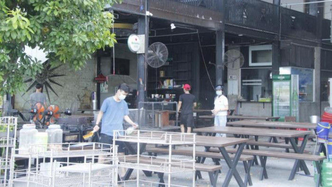 Đà Nẵng: Nhà hàng hối hả dọn dẹp chờ đón khách sau thời gian dài chống dịch - 3