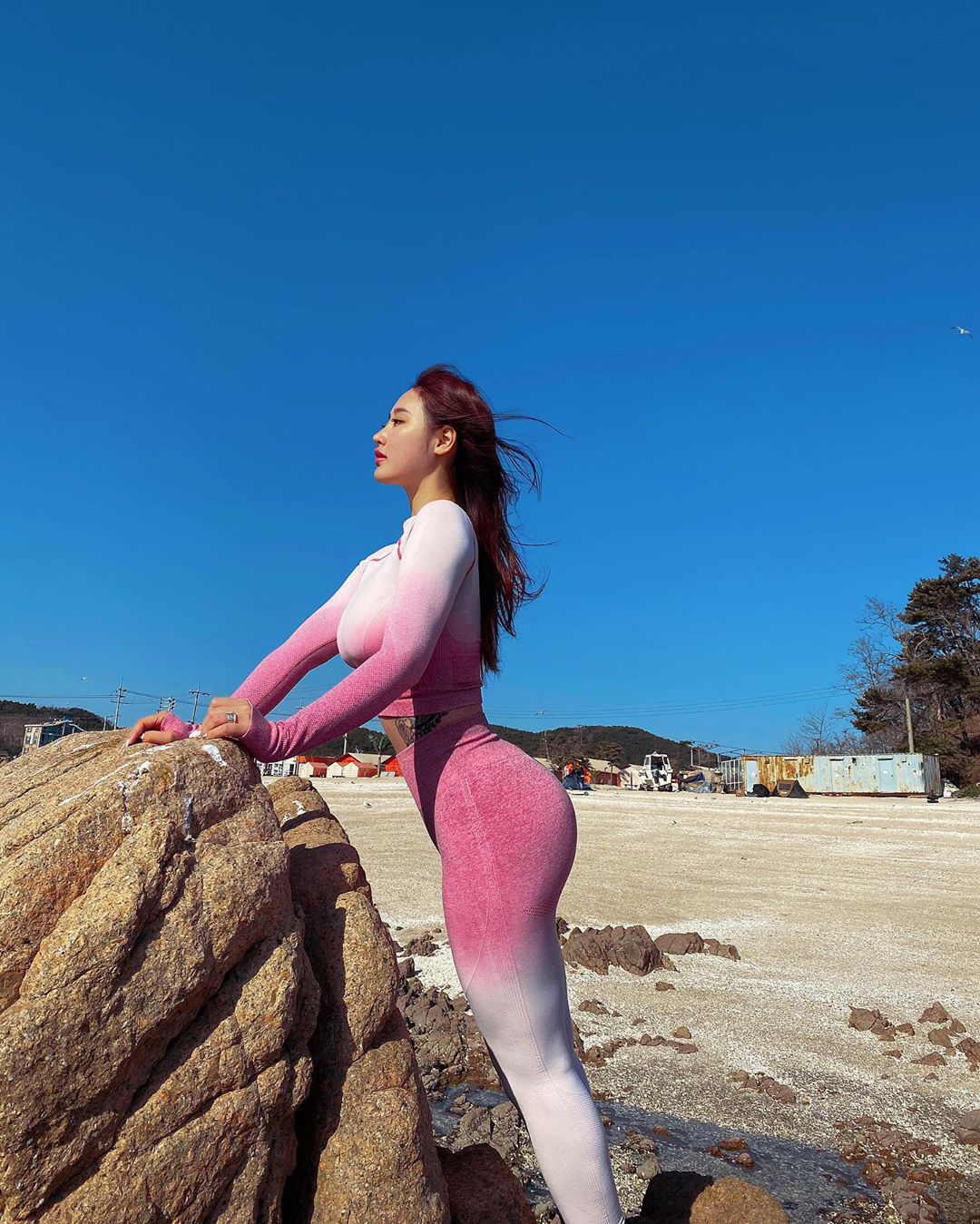 Cô gái gây sốt chỉ bởi hình ảnh quay lưng vẫn phô trọn thân hình "bom di động" - 9