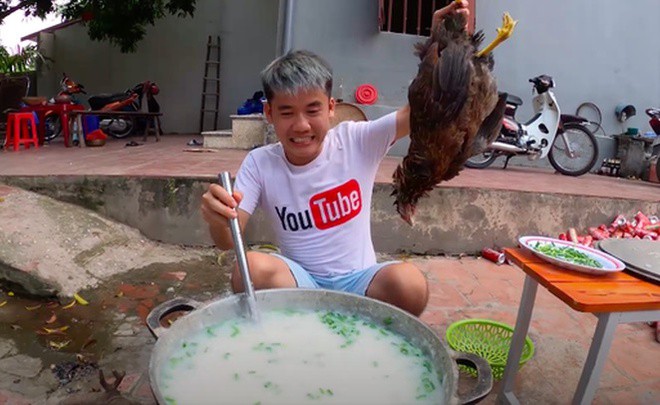 Con trai bà Tân Vlog bị xử phạt 7,5 triệu vì nấu cháo gà nguyên lông đăng YouTube - 1