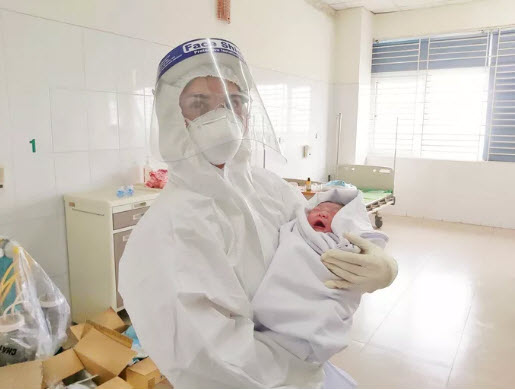 Sản phụ mắc Covid-19 "vượt cạn", sinh con nặng 3,8 kg trong khu cách ly - 2