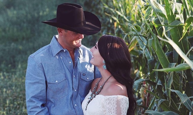 Năm 2019, Neal kết hôn với một cô gái cũng có tình yêu với công việc chăn nuôi tại trang trại như anh.
