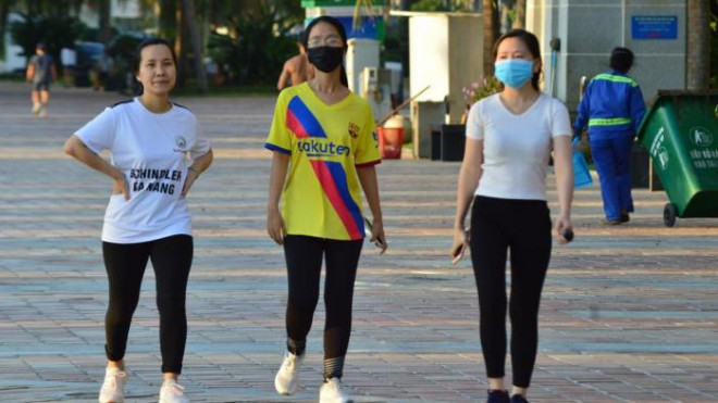 Bãi biển Đà Nẵng nhộn nhịp sau 45 ngày giãn cách chống dịch Covid-19 - 6