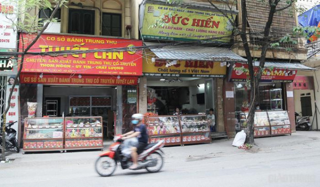 Cảnh ảm đạm hiếm thấy ở cửa hàng bánh trung thu truyền thống phố Thụy Khuê - 1