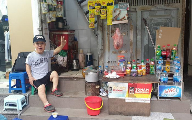“Ông lùn phố cổ” kể chuyện dạy tiếng Anh miễn phí ở quán nước - 1