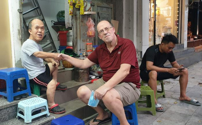 “Ông lùn phố cổ” kể chuyện dạy tiếng Anh miễn phí ở quán nước - 2