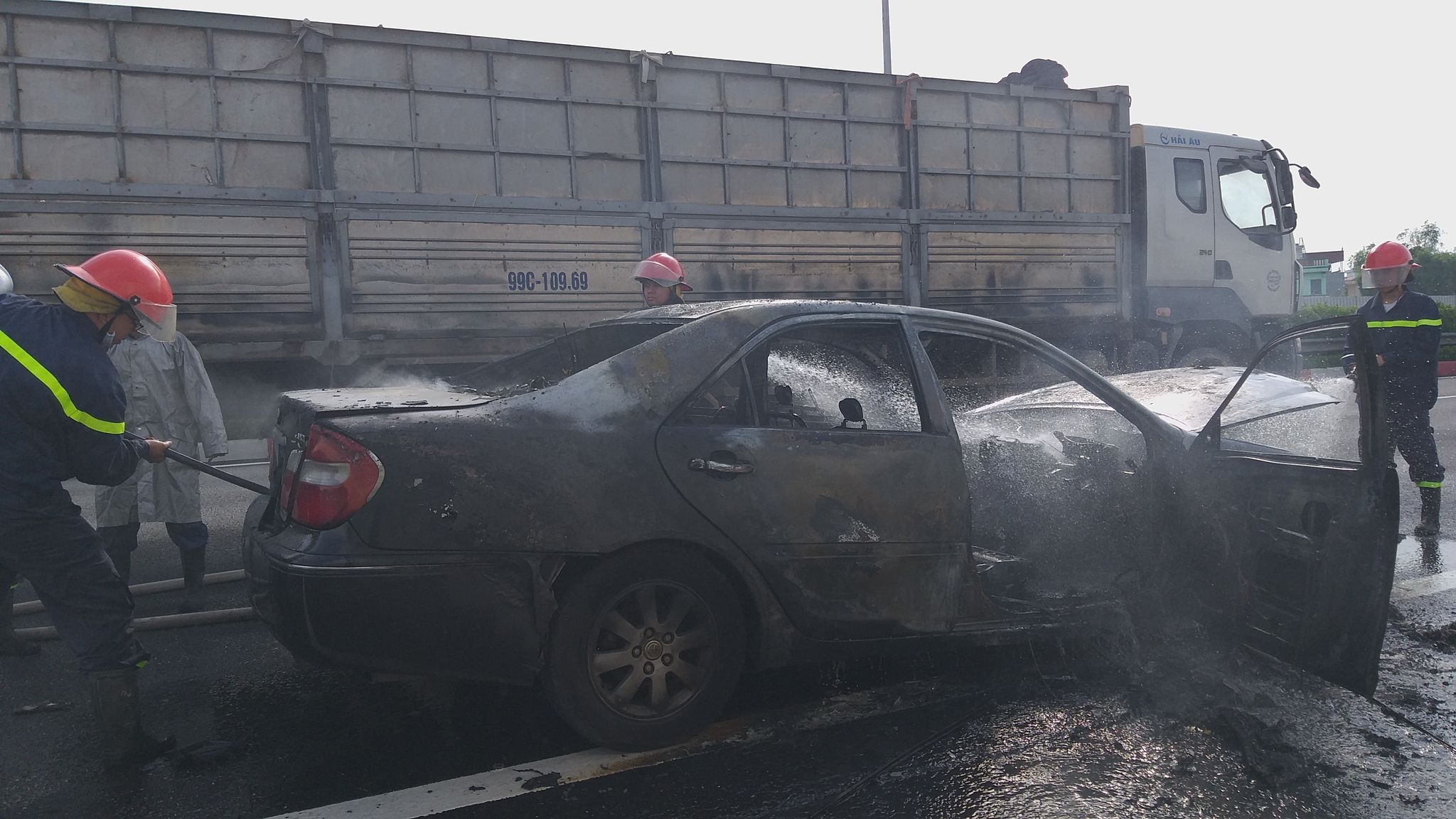 Ô tô Camry bốc cháy dữ dội trên cao tốc Pháp Vân - Cầu Giẽ - 2