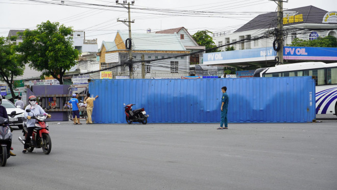 Thùng container văng xuống đường, ô tô 5 chỗ biến dạng trên Quốc lộ 51 - 2