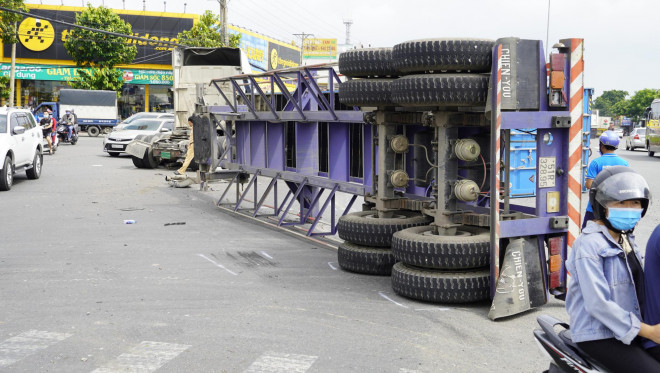 Thùng container văng xuống đường, ô tô 5 chỗ biến dạng trên Quốc lộ 51 - 3