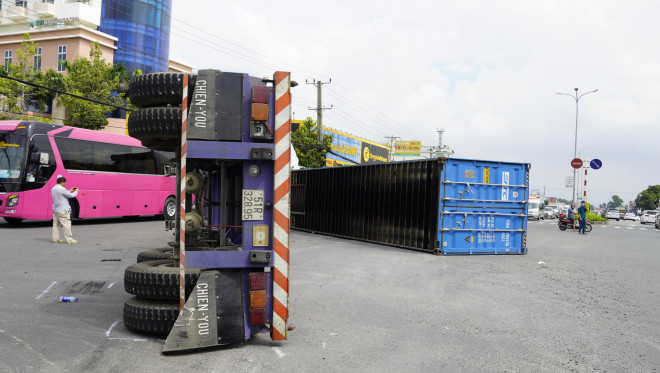 Thùng container văng xuống đường, ô tô 5 chỗ biến dạng trên Quốc lộ 51 - 4