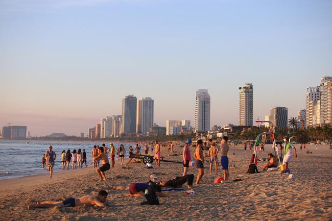 Ảnh: Đà Nẵng trong ngày cuối tuần đầu tiên sau lệnh nới lỏng giãn cách xã hội - 4