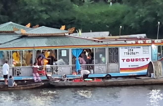 Xử phạt 2 chủ thuyền rồng rải vàng mã xuống sông Hương - 1