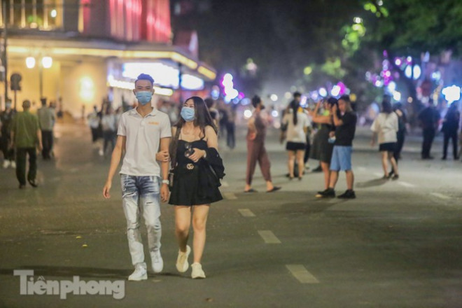 Cận cảnh những tuyến phố sẵn sàng 'sống xuyên đêm' ở Hà Nội - 4