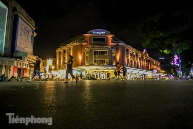 Cận cảnh những tuyến phố sẵn sàng 'sống xuyên đêm' ở Hà Nội - 6