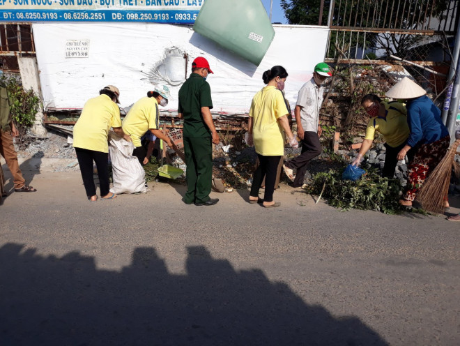 TP HCM: Bắt quả tang một phụ nữ đổ trộm bao rác, phạt 4 triệu đồng - 5