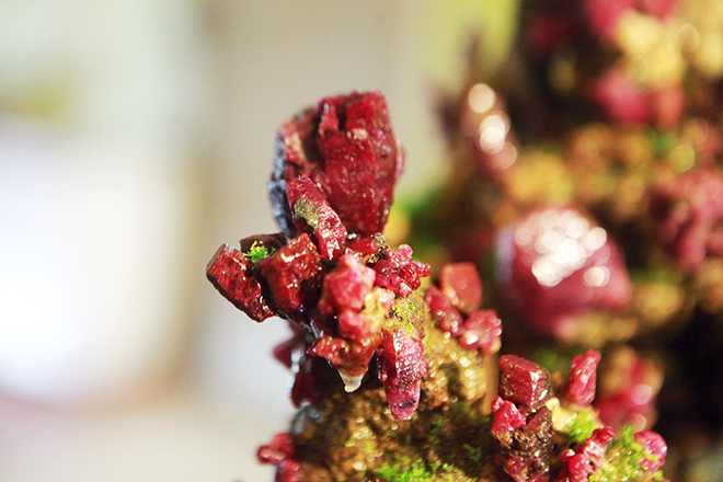 Bàn đá gắn hàng nghìn viên đá quý, độc đáo nhất Việt Nam - 5