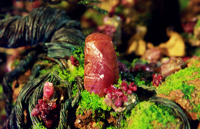 Bàn đá gắn hàng nghìn viên đá quý, độc đáo nhất Việt Nam - 7