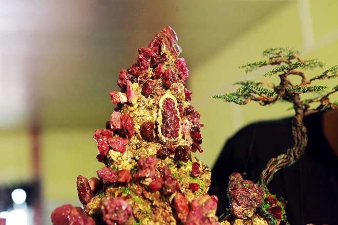 Bàn đá gắn hàng nghìn viên đá quý, độc đáo nhất Việt Nam - 8