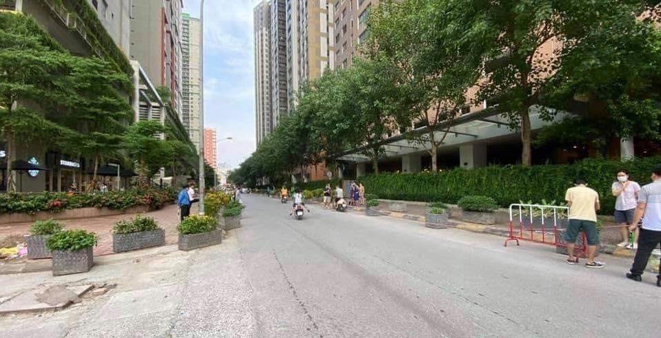 Hình ảnh bất ngờ tại con ngõ - nơi hàng loạt ô tô từng bị dán giấy “cảnh báo” - 3