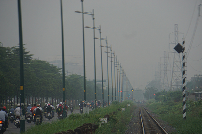 Sương mù bao trùm Sài Gòn, nhiều tòa nhà cao tầng bất ngờ “biến mất” - 4