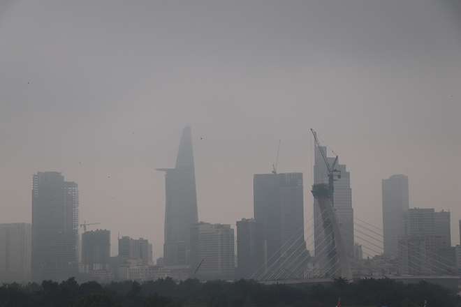 Sương mù bao trùm Sài Gòn, nhiều tòa nhà cao tầng bất ngờ “biến mất” - 6