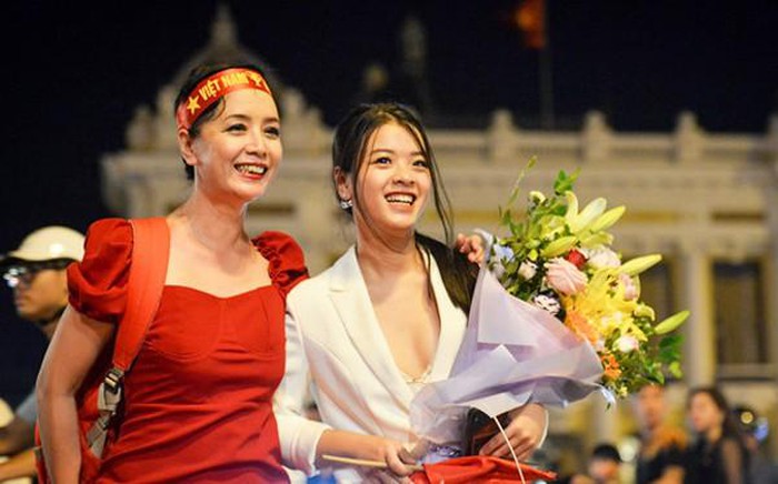 Con gái út Chiều Xuân mặc gợi cảm ở tuổi dậy thì sau khi được khen càng lớn càng xinh - 3
