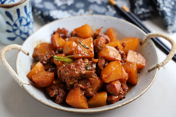 Bí quyết làm món khoai tây hầm thịt gà đậm đà, mùi thơm, thịt thấm - 1