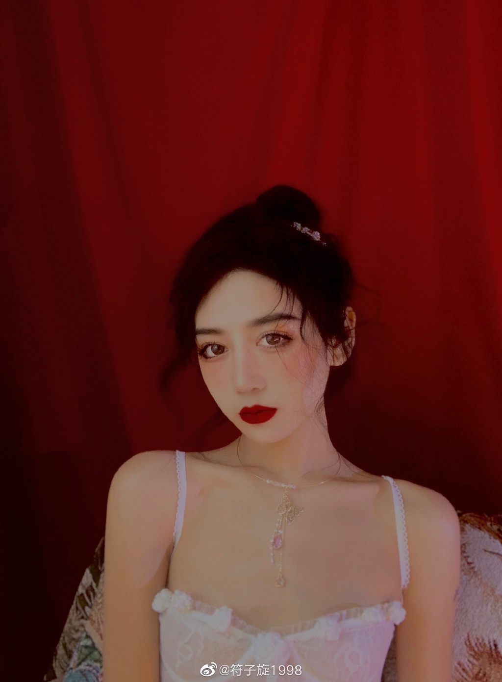 Cô gái này là "giấc mơ giảm cân" của thanh niên Trung Quốc, sở hữu eo nhỏ vô thực - 4