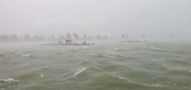 Chùm ảnh trước bão: Đà Nẵng mưa xối xả ngập đường, sấm sét vang trời - 2