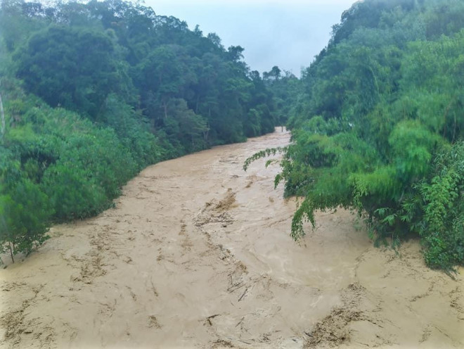 Clip: Thót tim cảnh giải cứu 9 người dân giữa dòng nước dữ ở Quảng Nam - 2