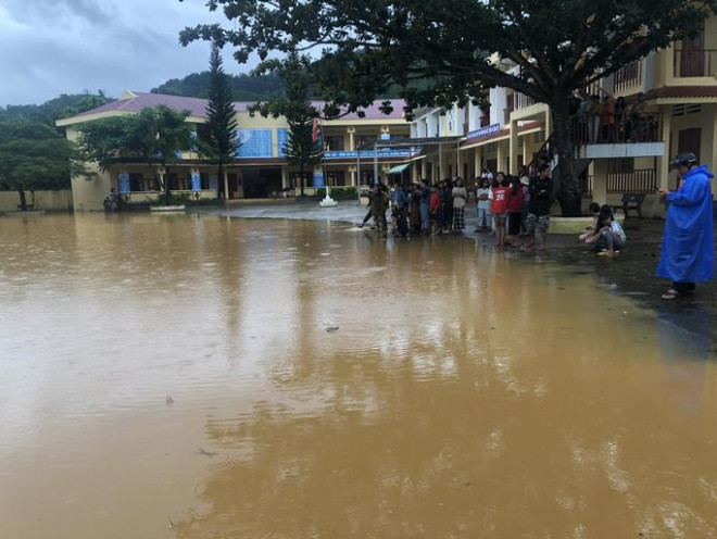 Clip: Thót tim cảnh giải cứu 9 người dân giữa dòng nước dữ ở Quảng Nam - 4